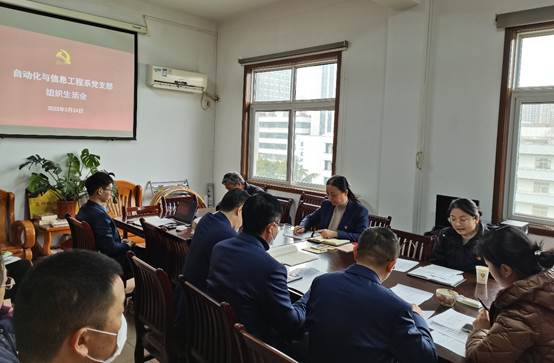 会议室里的人们
描述已自动生成